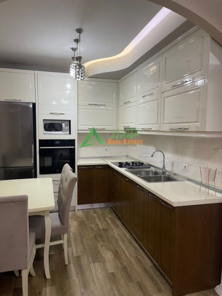 Tirane, jepet me qera apartament 1+1+Ballkon Kati 4, 74 m² 600 € (Afer Shkollese se Kuqe)