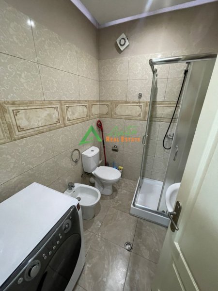 Tirane, jepet me qera apartament 1+1+Ballkon Kati 4, 74 m² 600 € (Afer Shkollese se Kuqe)