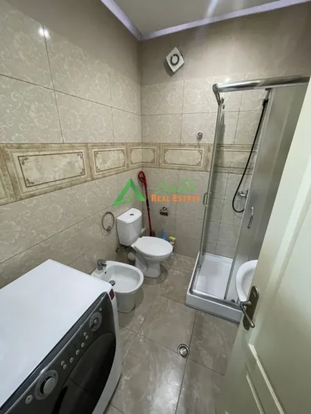Tirane, jepet me qera apartament 1+1+Ballkon Kati 4, 74 m² 600 € (Afer Shkollese se Kuqe)