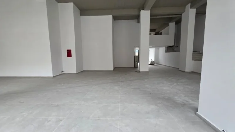 Tirane, jepet me qera ambjent biznesi Kati 0, 500 m² 5.000 € (rruga Arkitekt SInani)