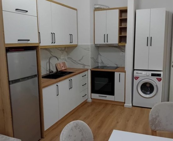 Tirane, jepet me qera apartament 1+1+Ballkon Kati 7, 48 m² 400 € (ALI DEMI)