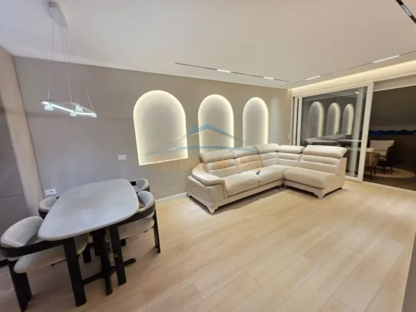 Tirane, shitet apartament 2+1+2 Kati 8, 112 m² 320.000 € (Ish Ekspozita)