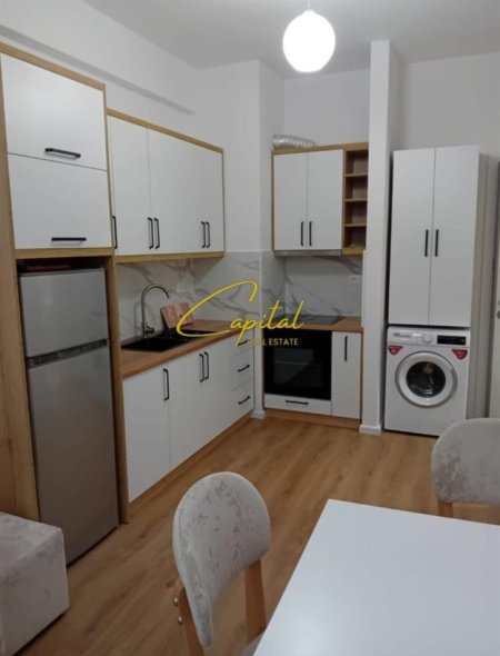 Tirane, jepet me qera apartament 1+1 Kati 7, 60 m² 400 € (ALI DEMI)