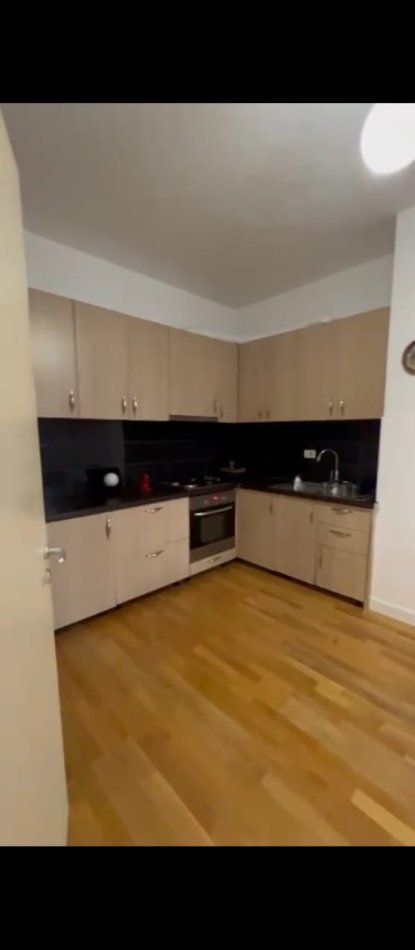 Tirane, jepet me qera apartament 2+1+Garazh, Kati 4, 100 m² 600 € (Prane Resorant Fish Time, Astir, Tirane.)