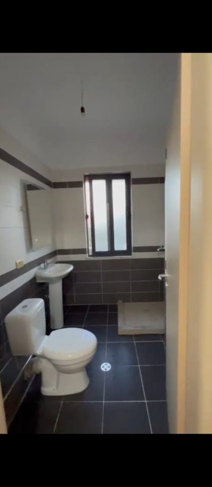 Tirane, jepet me qera apartament 2+1+Garazh, Kati 4, 100 m² 600 € (Prane Resorant Fish Time, Astir, Tirane.)