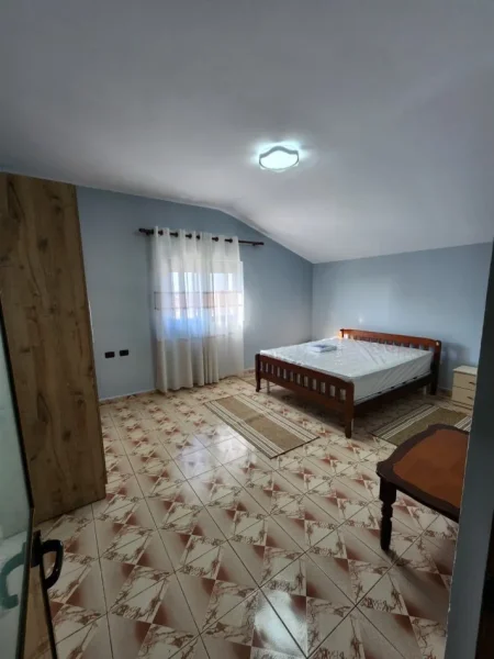 Tirane, jepet me qera apartament 2+1+Ballkon Kati 4, 450 € (Rruga Azem Galica)