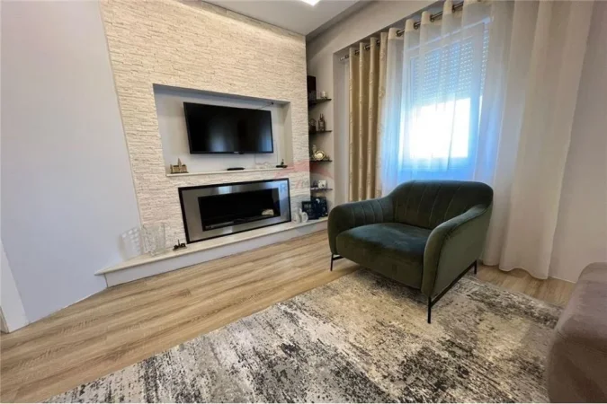 Tirane, jepet me qera apartament 3+1+2  , 133 m² 1.200 € (Kompleksi Magnet prane 21 Dhjetorit.)