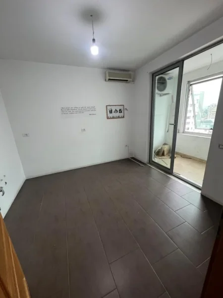 Tirane, jepet me qera zyre Kati 6, 100 m² 700 € (Zogu i Zi)