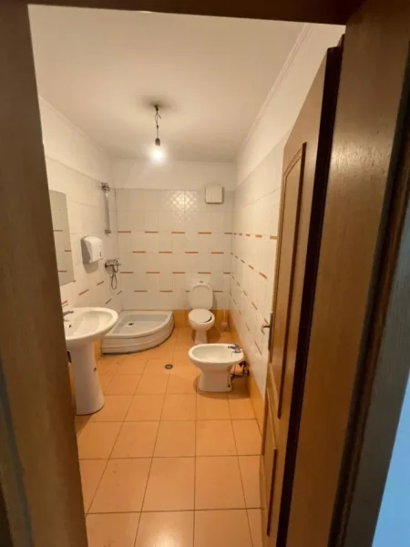 Tirane, jepet me qera zyre Kati 6, 100 m² 700 € (Zogu i Zi)