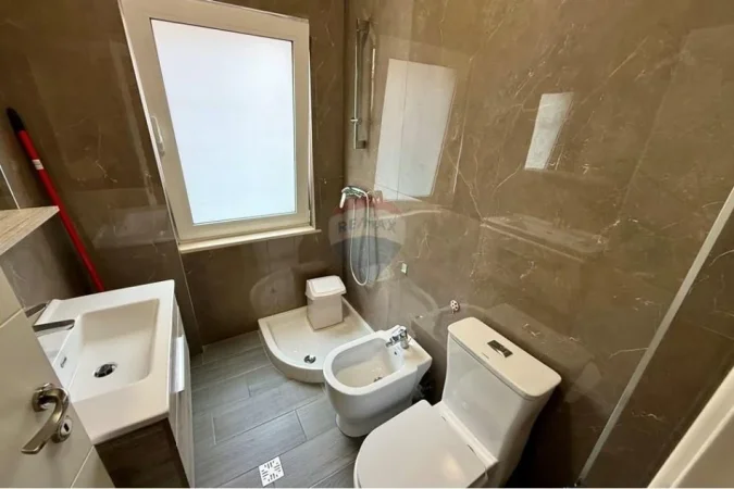 Tirane, jepet me qera apartament 4+1 Kati 2, 210 m² 130.000 € (Komuna e Parisit, Tiranë)