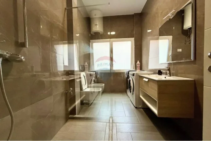 Tirane, jepet me qera apartament 4+1 Kati 2, 210 m² 130.000 € (Komuna e Parisit, Tiranë)