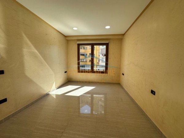 Tirane, jepet me qera zyre Kati 1, 89 m² 1.400 € (BULEVARDI GJERGJ FISHTA)