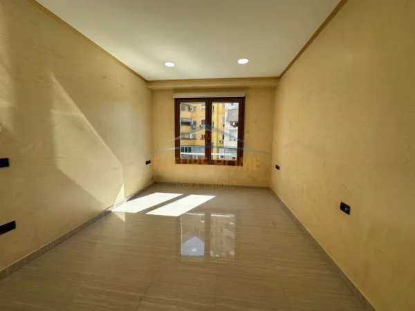 Tirane, jepet me qera zyre Kati 1, 89 m² 1.400 € (BULEVARDI GJERGJ FISHTA)