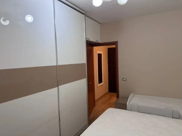 Tirane, jepet me qera apartament 1+1 Kati 2, 70 m² 400 € (Yzberisht)