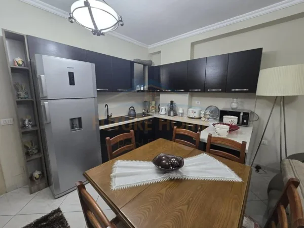 Tirane, shitet apartament 2+1+Ballkon Kati 8, 103 m² 