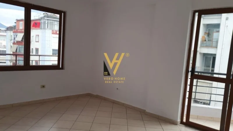 Tirane, jepet me qera apartament 2+1+Ballkon Kati 8, 120 m² 350 € (YZBERISHT)