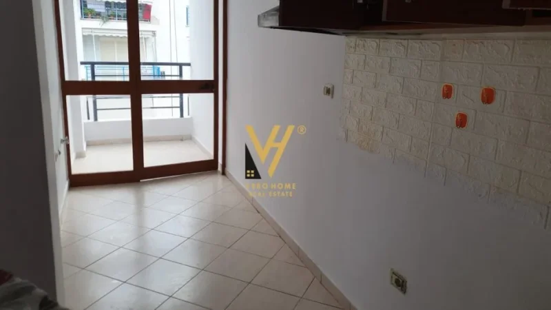 Tirane, jepet me qera apartament 2+1+Ballkon Kati 8, 120 m² 350 € (YZBERISHT)