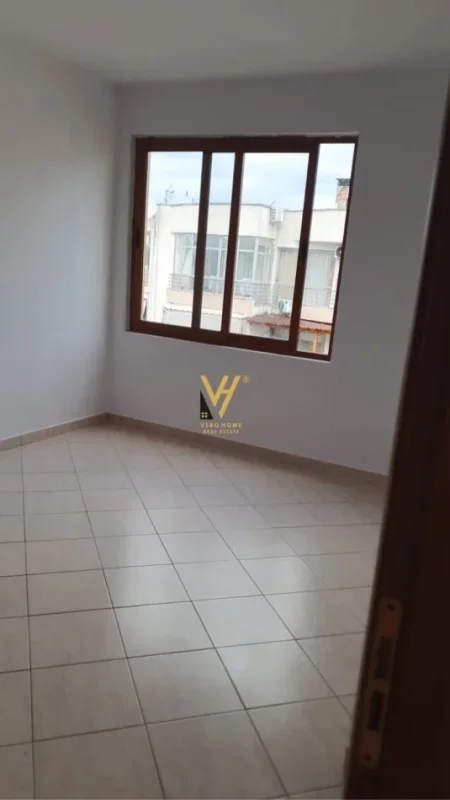 Tirane, jepet me qera apartament 2+1+Ballkon Kati 8, 120 m² 350 € (YZBERISHT)