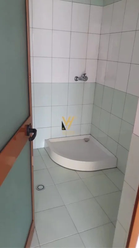 Tirane, jepet me qera apartament 2+1+Ballkon Kati 8, 120 m² 350 € (YZBERISHT)