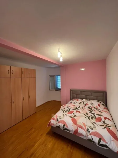 Tirane, jepet me qera apartament 2+1 Kati 1, 450 € 