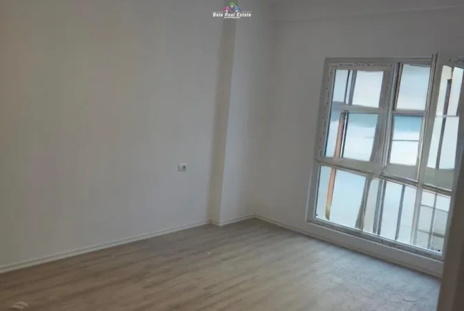 Tirane, jepet me qera zyre Kati 3, 100 m² 1.000 € (prane Tirana Ring Centre)