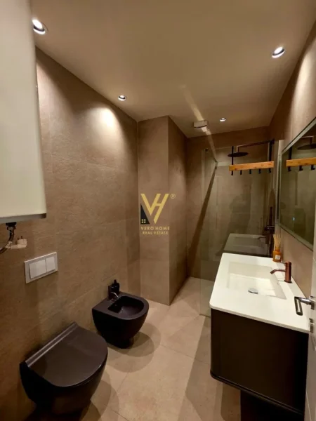 Tirane, jepet me qera apartament 3+1+Ballkon Kati 5, 130 m² 1.800 € (KOMUNA E PARISIT, KOMPLEKSI OLIMPIK)