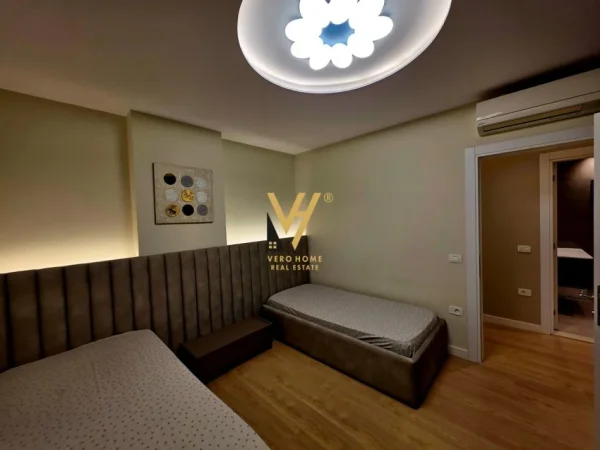 Tirane, jepet me qera apartament 3+1+Ballkon Kati 5, 130 m² 1.800 € (KOMUNA E PARISIT, KOMPLEKSI OLIMPIK)