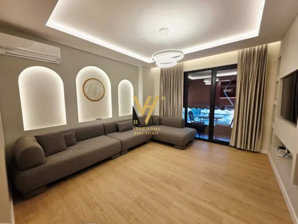 Tirane, jepet me qera apartament 3+1+Ballkon Kati 5, 130 m² 1.800 € (KOMUNA E PARISIT, KOMPLEKSI OLIMPIK)