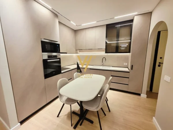 Tirane, jepet me qera apartament 3+1+Ballkon Kati 5, 130 m² 1.800 € (KOMUNA E PARISIT, KOMPLEKSI OLIMPIK)
