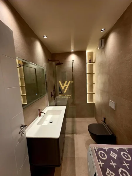 Tirane, jepet me qera apartament 3+1+Ballkon Kati 5, 130 m² 1.800 € (KOMUNA E PARISIT, KOMPLEKSI OLIMPIK)