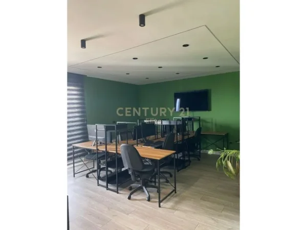 Tirane, jepet me qera zyre Kati 9, 190 m² 1.500 € (Xhamllik)