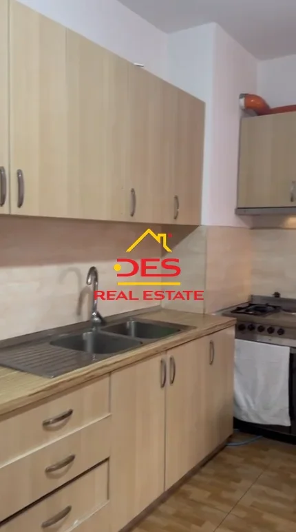 Vlore, jepet me qera apartament 1+1+Ballkon Kati 5, 67 m² 300 € (Rruga Sadik Zotaj)