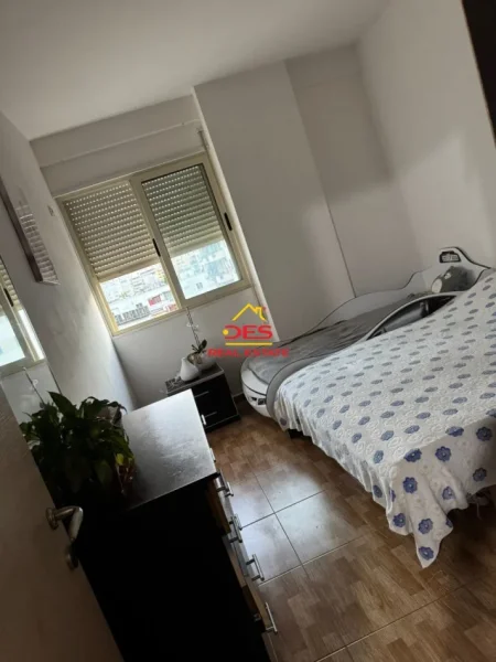 Vlore, jepet me qera apartament 1+1+Ballkon Kati 5, 67 m² 300 € (Rruga Sadik Zotaj)