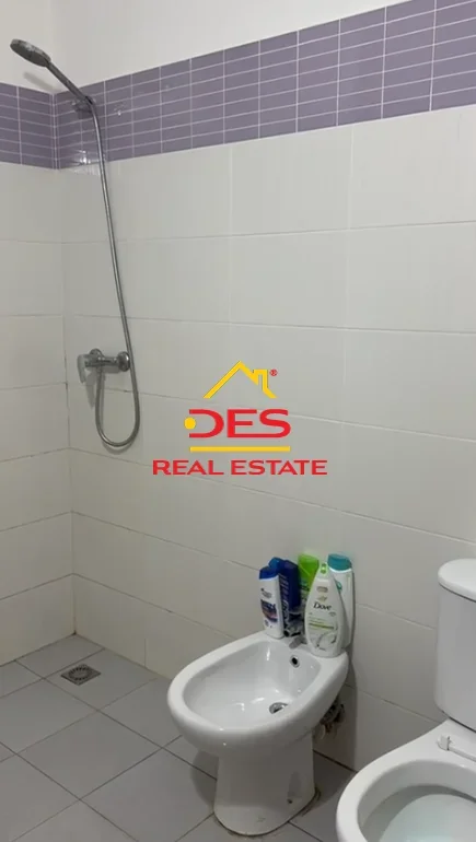 Vlore, jepet me qera apartament 1+1+Ballkon Kati 5, 67 m² 300 € (Rruga Sadik Zotaj)