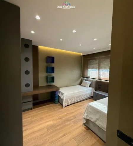 Tirane, jepet me qera apartament 2+1+Ballkon Kati 8, 125 m² 1.500 € (prane Hotel Colosseo)