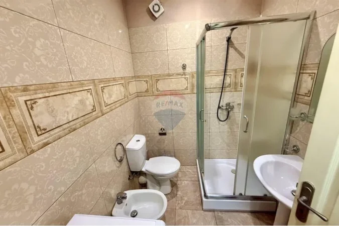 Tirane, jepet me qera apartament 1+1 Kati 4, 75 m² 60.000 € (Rruga Thanas Ziko)