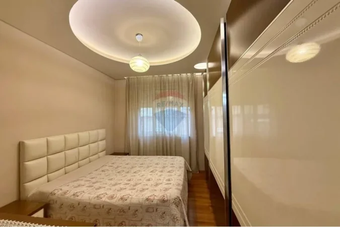 Tirane, jepet me qera apartament 1+1 Kati 4, 75 m² 60.000 € (Rruga Thanas Ziko)
