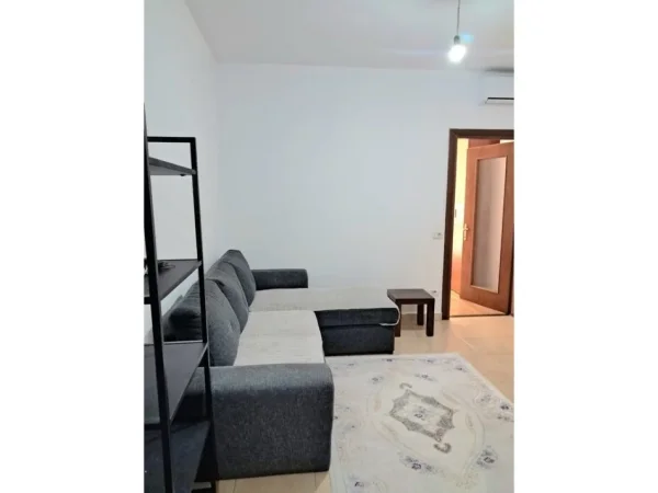 Tirane, jepet me qera apartament 1+1+Ballkon Kati 4, 40 m² 400 € 