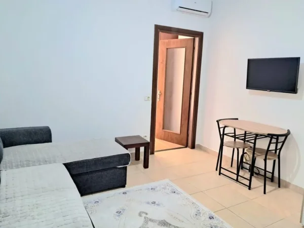 Tirane, jepet me qera apartament 1+1+Ballkon Kati 4, 40 m² 400 € 