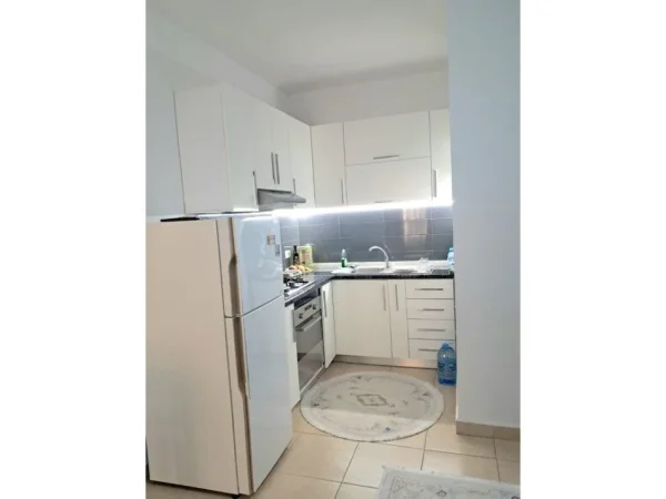 Tirane, jepet me qera apartament 1+1+Ballkon Kati 4, 40 m² 400 € 