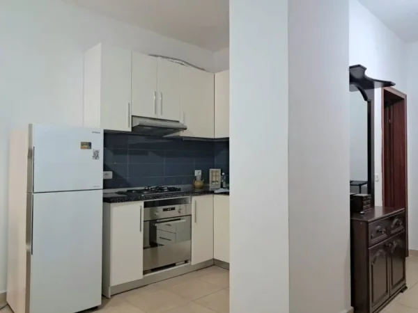 Tirane, jepet me qera apartament 1+1+Ballkon Kati 4, 40 m² 400 € 
