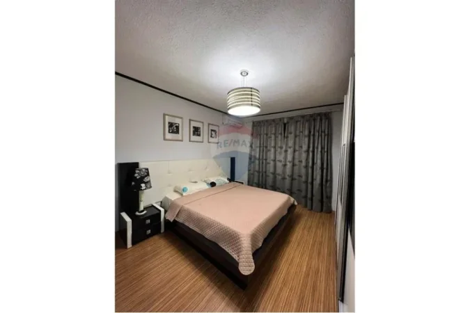 Tirane, jepet me qera apartament 1+1 , 65 m² 800 € (Bllok,pran Yogurteria)