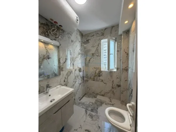 Tirane, shes apartament 2+1+Ballkon Kati 4, 90 m² 235.000 € (RRUGA E BARRIKADAVE)