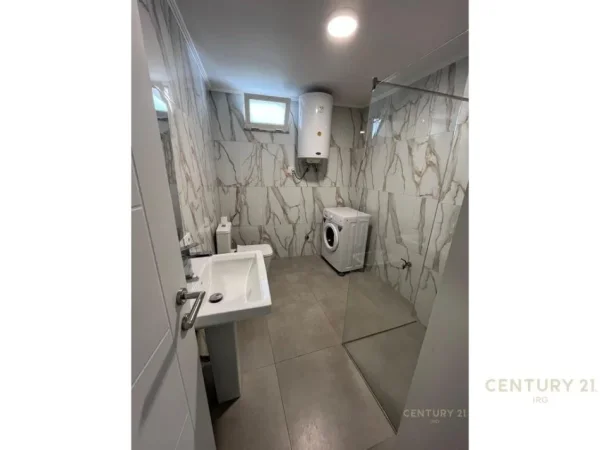 Tirane, jepet me qera apartament 1+1+Ballkon Kati 1, 74 m² 600 € (rruga barrikadave)