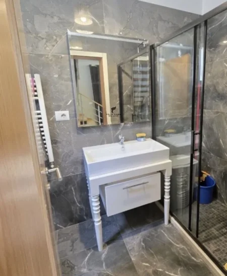 Tirane, jepet me qera apartament Dublex , 100 m² 1.000 € (DON BOSKO)