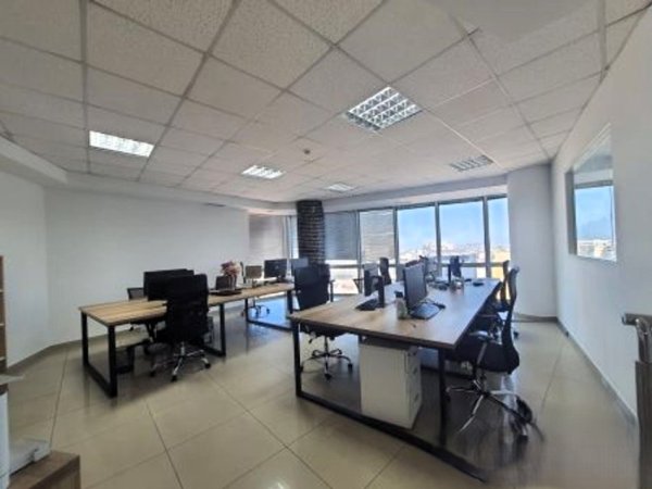 Tirane, jepet me qera zyre Kati 10, 202 m² 2.400 € (rruga e dibres)