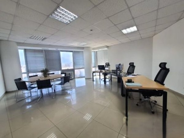 Tirane, jepet me qera zyre Kati 10, 202 m² 2.400 € (rruga e dibres)