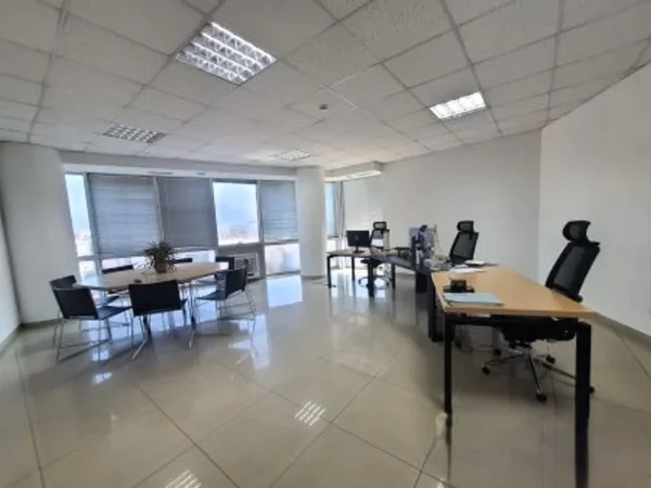 Tirane, jepet me qera zyre Kati 10, 202 m² 2.400 € (rruga e dibres)