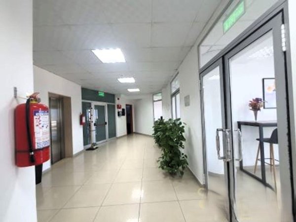 Tirane, jepet me qera zyre Kati 10, 202 m² 2.400 € (rruga e dibres)