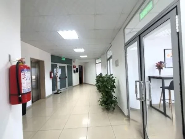 Tirane, jepet me qera zyre Kati 10, 202 m² 2.400 € (rruga e dibres)